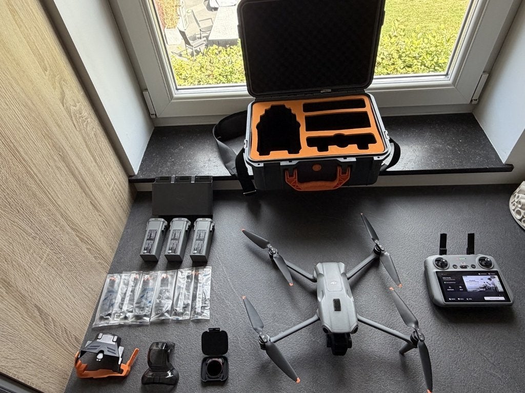 DJI Air 3 RC2 | 6h09 de vol | accessoires + valise rigide, Drone avec caméra, 250 à 900 g, Retour au point de départ, Qualité supérieure