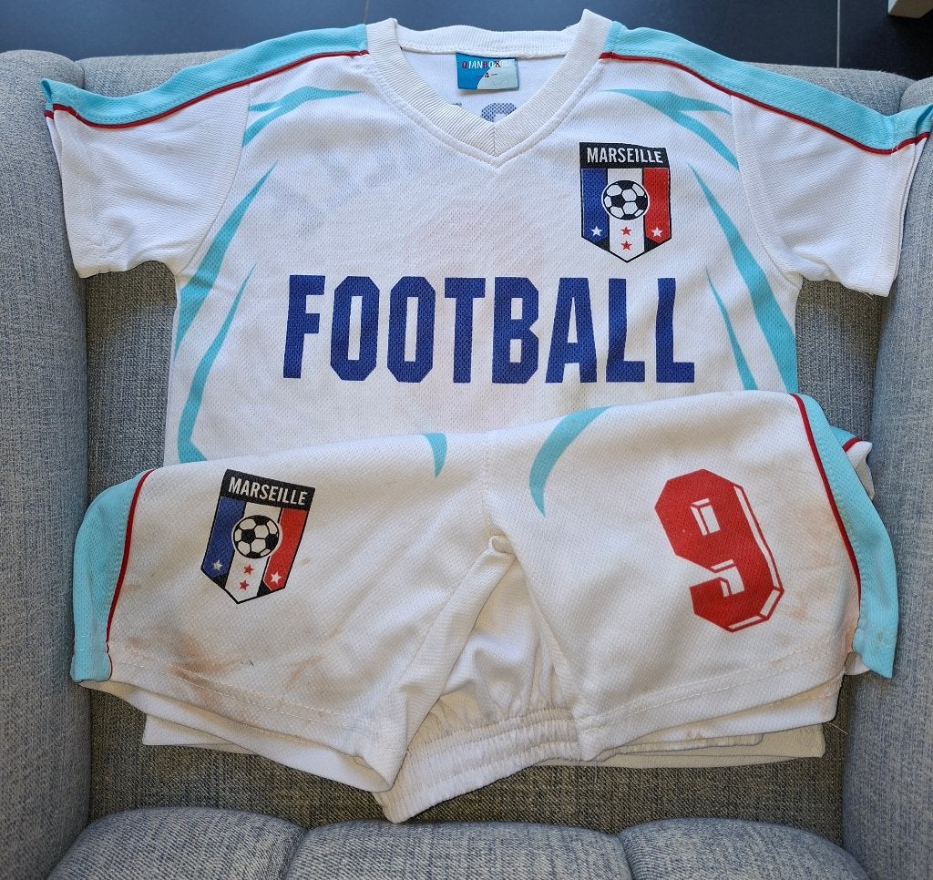Voetbaltrui en -short voor 4 jarigen, Enfants & Bébés, Vêtements enfant | Autre, Enlèvement, Utilisé, Garçon ou Fille