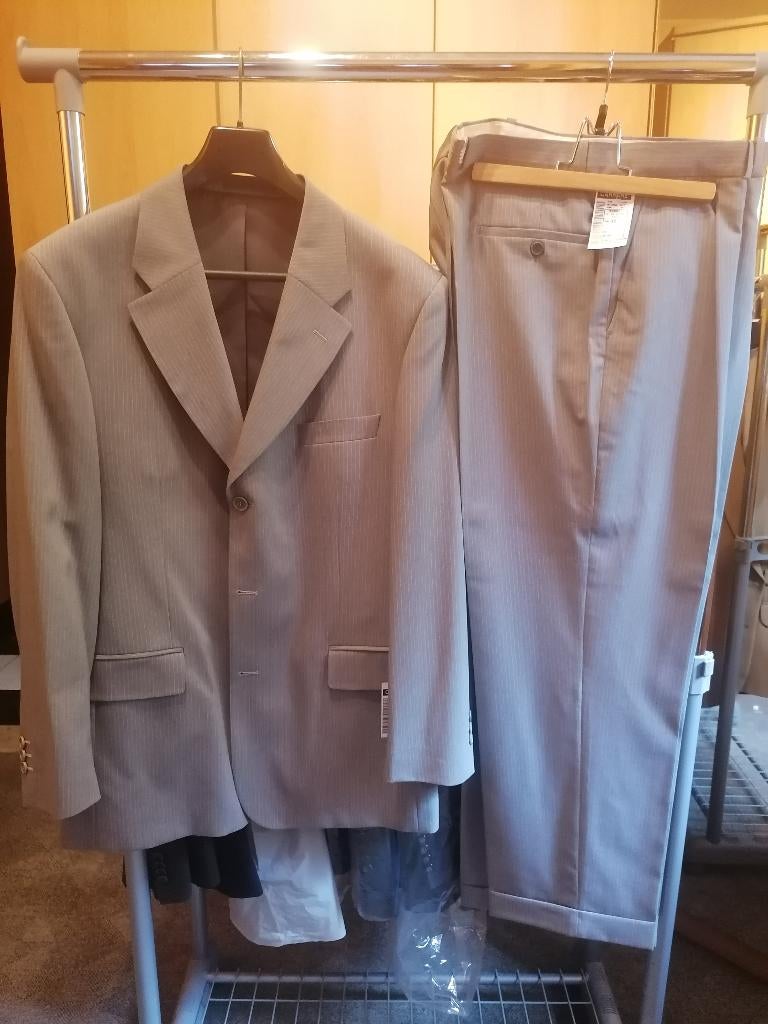 Costume gris clair à rayures neuf avec deux pantalons., Vêtements | Hommes, Enlèvement, Neuf, Taille 52/54 (L), Gris