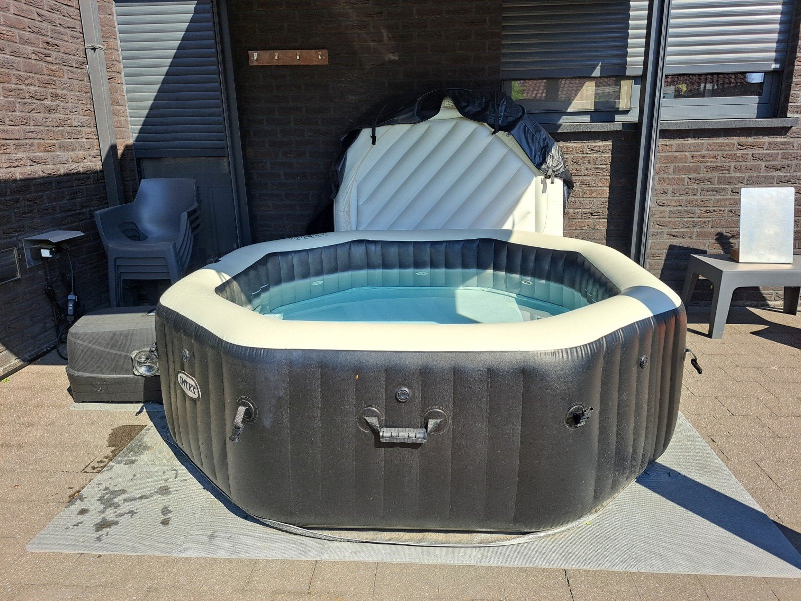 Intex zoutwater jacuzzi 6 pers, Tuin en Terras, Ophalen, Gebruikt, Afdekzeil, Opblaasbaar