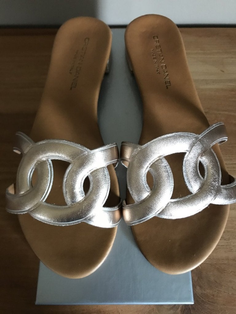 Goudkleurig slippers van Christian Daniel, maat 40, Kleding | Dames, Slippers, Overige kleuren, Christian Daniel, Ophalen of Verzenden