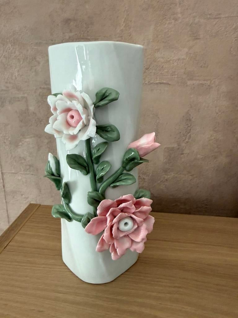 Vintage porseleinen vaas met 3D roosdecoraties, Enlèvement, Comme neuf, Blanc