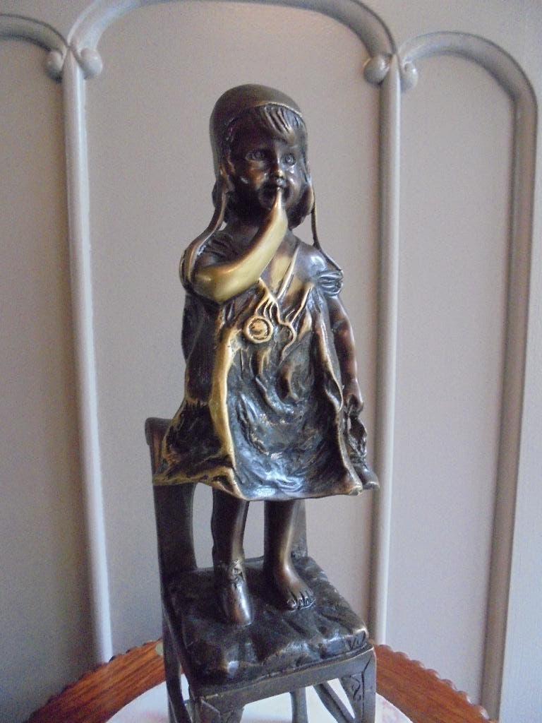 Statue ancienne en bronze vintage fille sur chaise, Enlèvement, Bronze