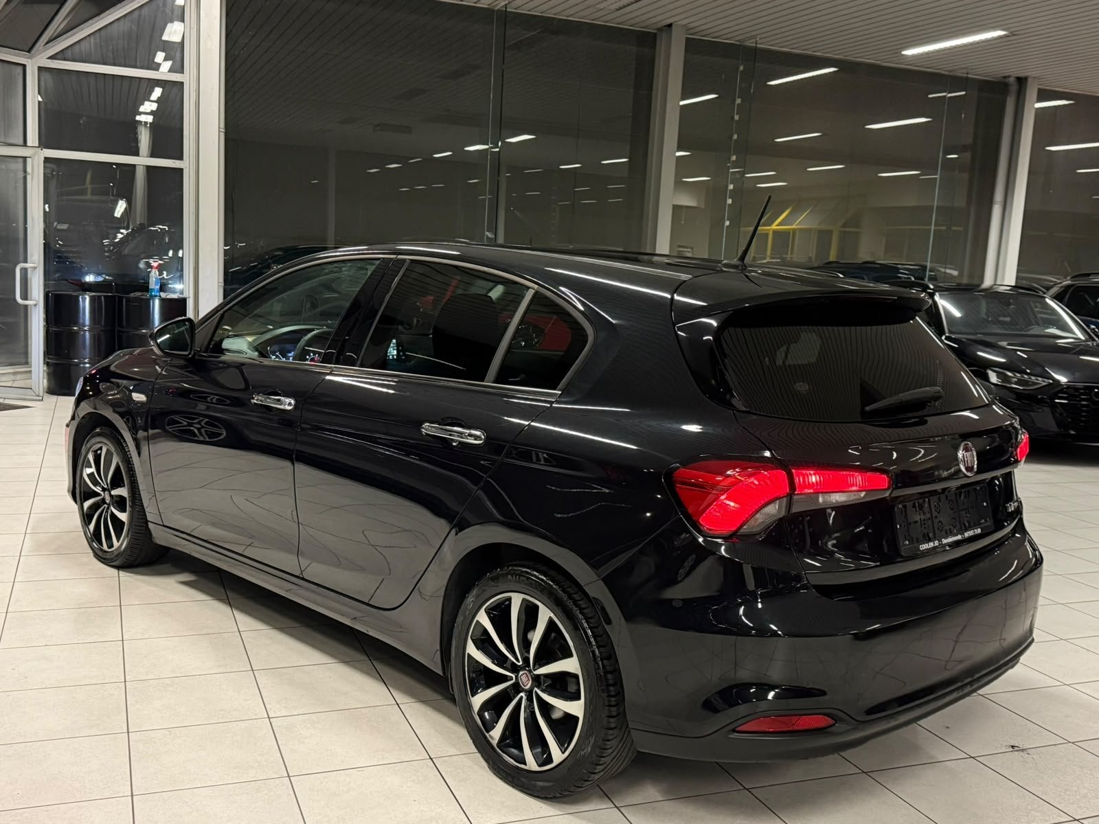 Fiat Tipo 1.4 Essence 70KW Euro 6b, Auto's, Gebruikt, Euro 6, Zwart, Bedrijf