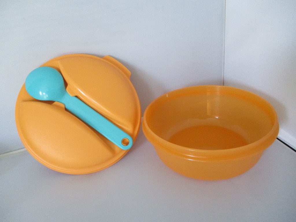tupperware salat to go of snack & go kom deksel blauwe lepel, Huis en Inrichting, Gebruikt, 600 ml, Oranje, Ophalen of Verzenden