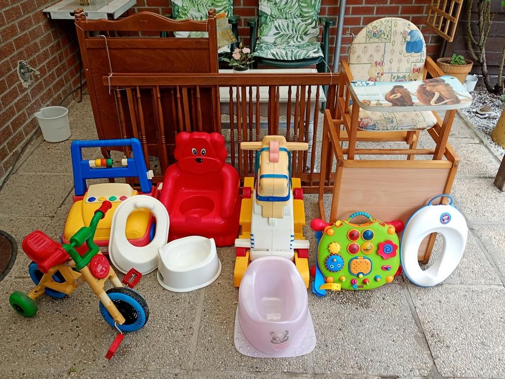 Kinder varia,houten spijlenbedje,,kinderstoel,potjes enz, Enlèvement