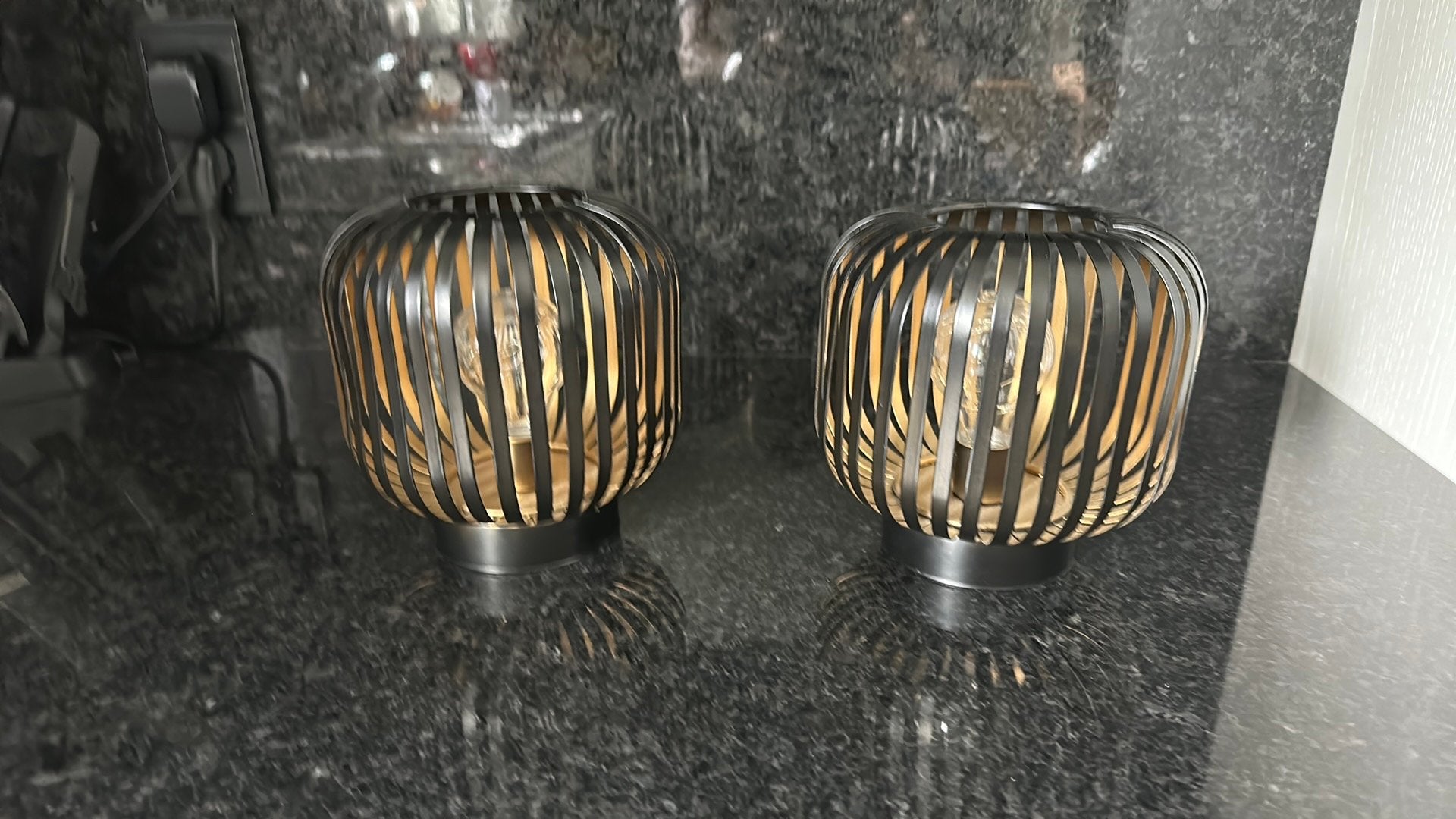 2 kleine lampjes zwart met goud kleur, Ophalen, Zo goed als nieuw