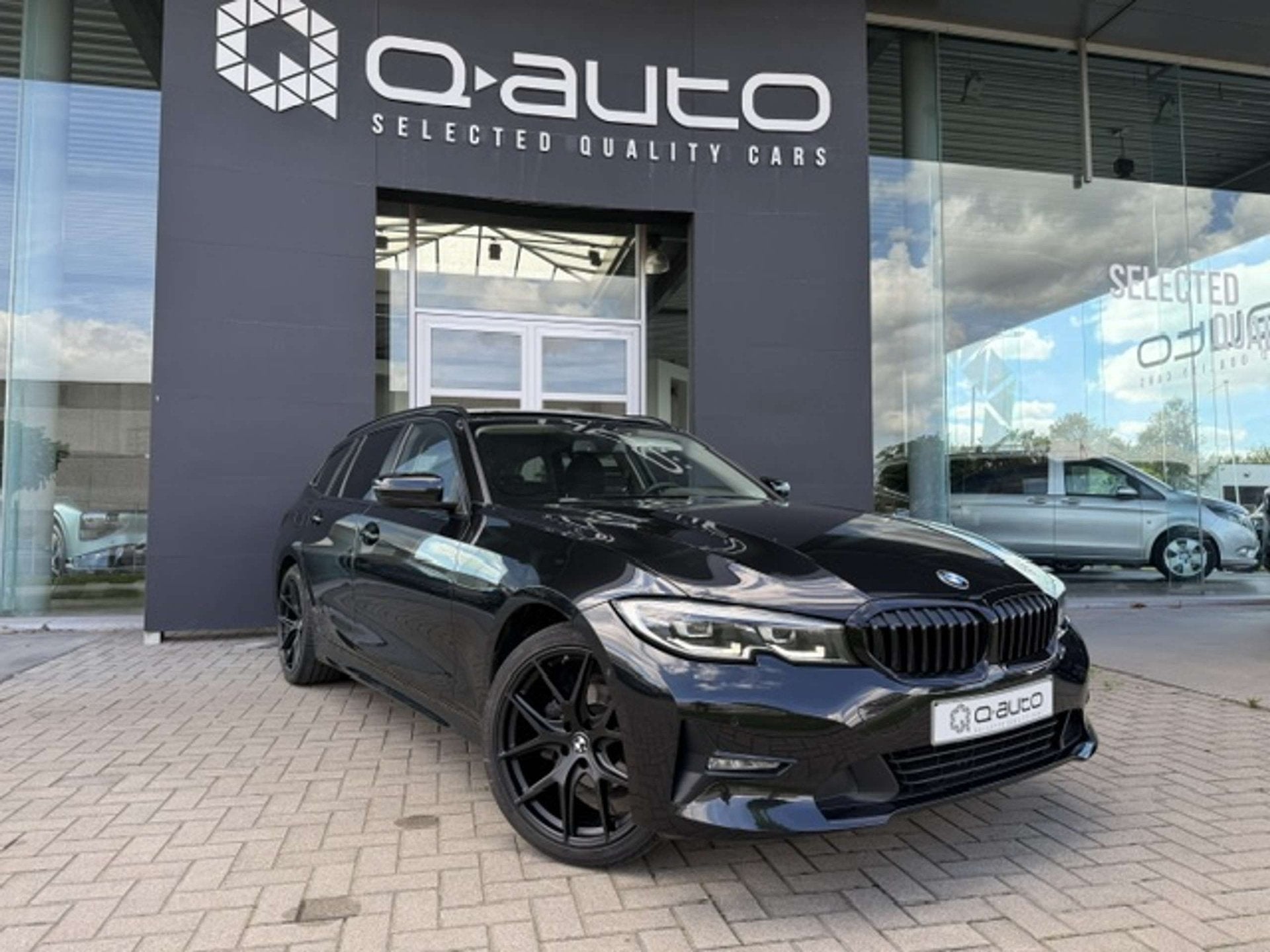 BMW 318 iA Touring / LED / PDC / 19" / Verwarmde Zetels / El, Automaat, 1998 cc, Stof, 4 cilinders