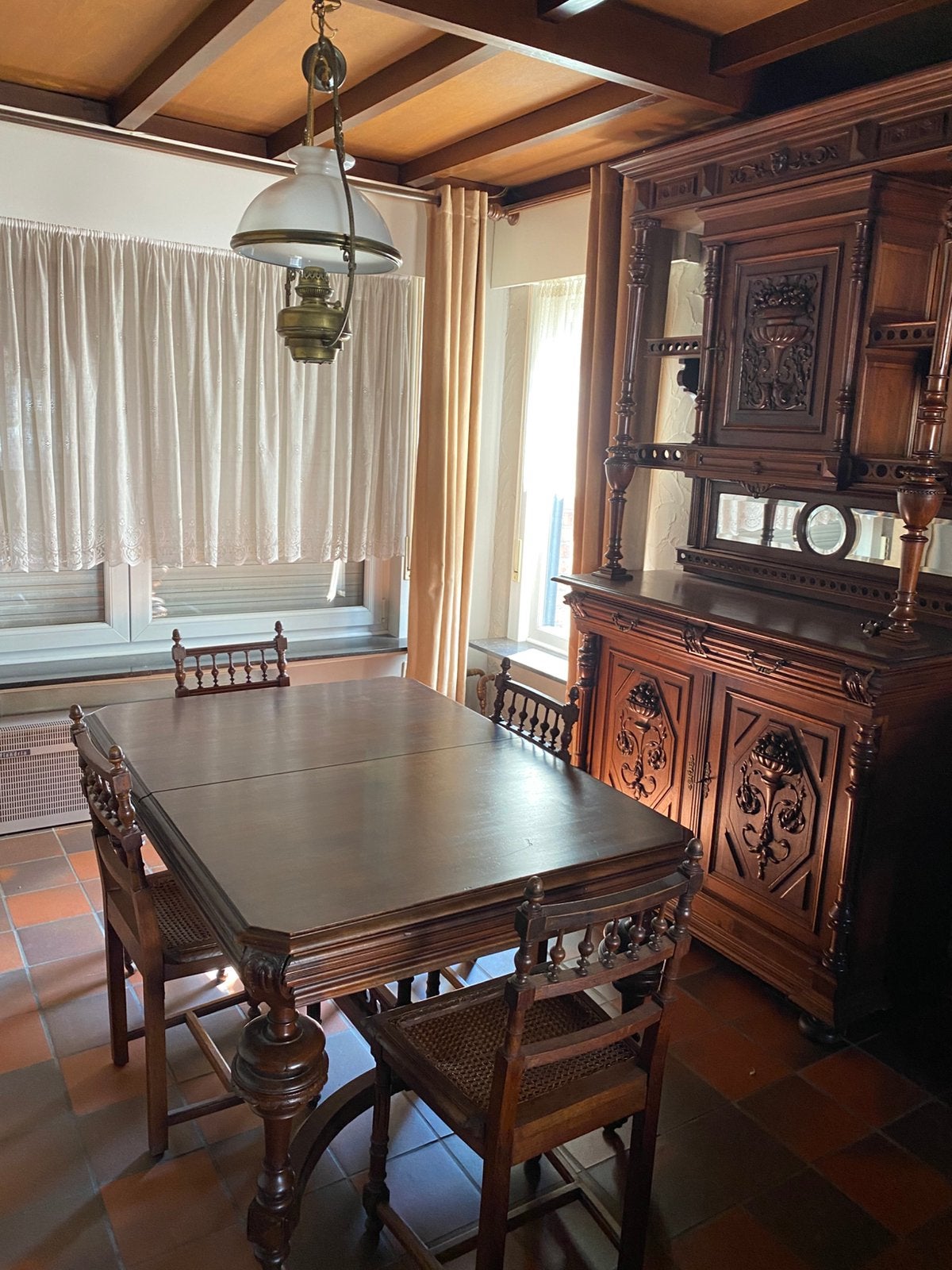 Salle à manger complète, Enlèvement