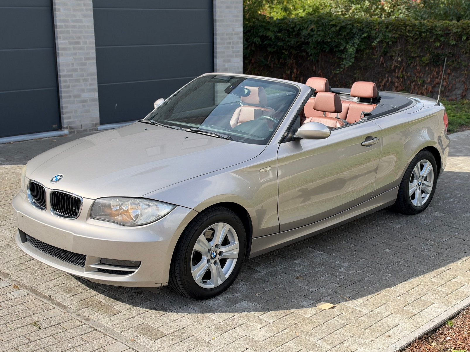 BMW 120i/Cabriolet ! /CLIMATISATION ! /APPROUVÉ VVK !, Autos, Cuir, Cabriolet, Boîte manuelle, Electronic Stability Program (ESP)