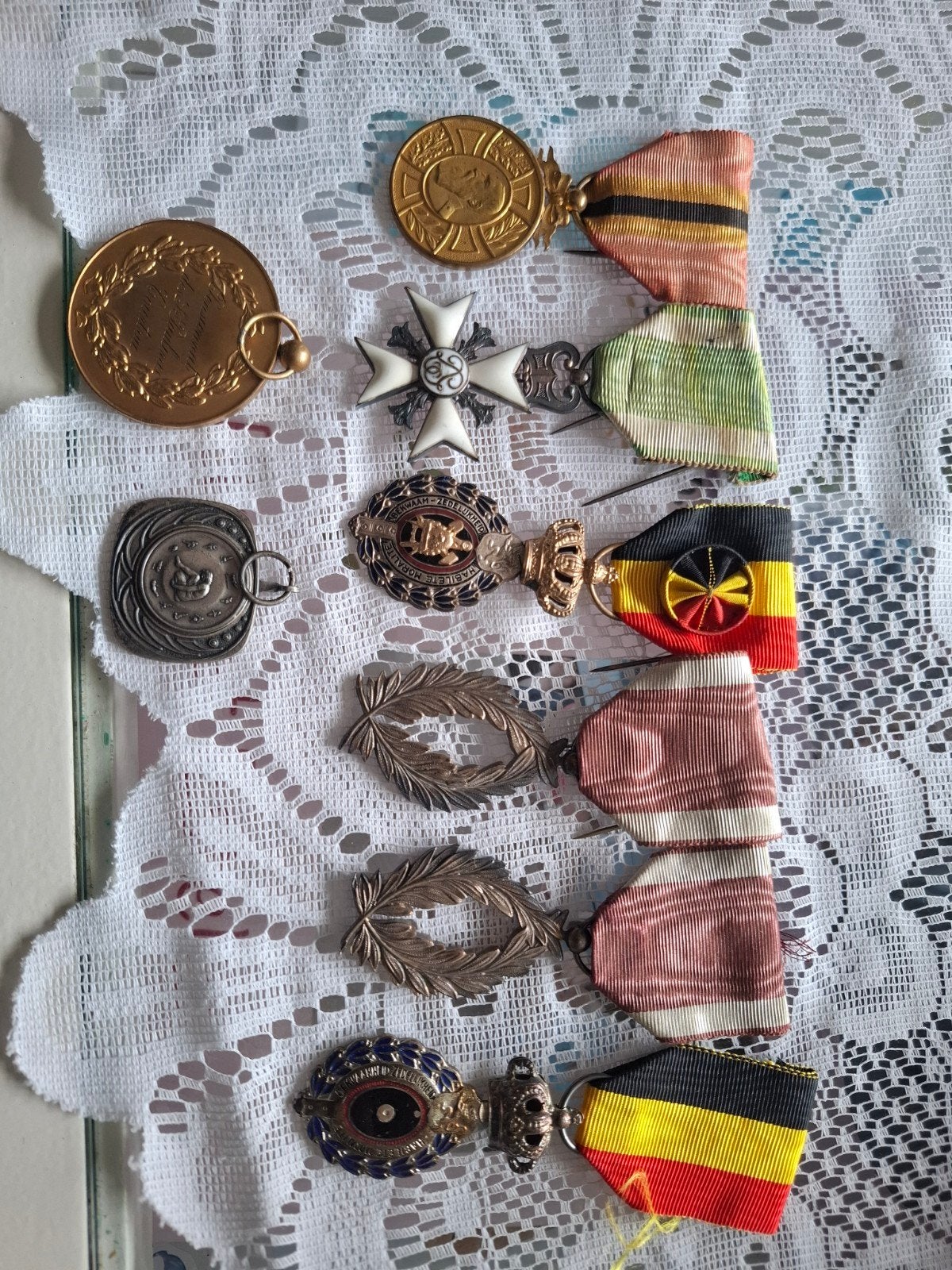 8 médailles decoration et croix, Collections, Collections Autre, Enlèvement ou Envoi