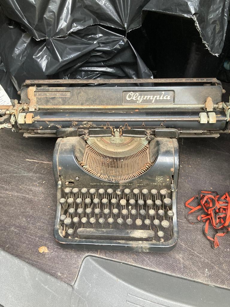 antieke typmachine  OLYMPIA, Ophalen