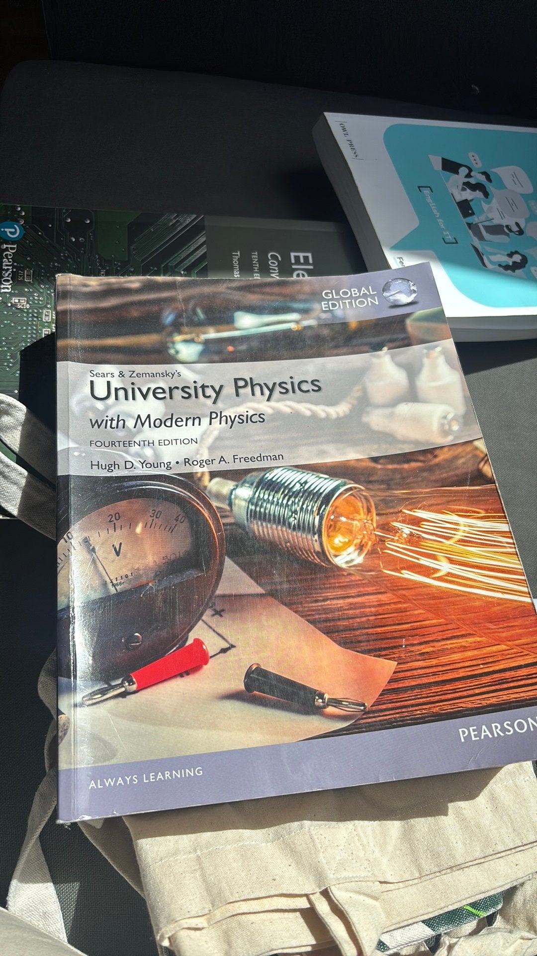 UNIVERSITY PHYSICS WITH MODERN PHYSICS GLOBAL EDITION, Boeken, Studieboeken en Cursussen, Ophalen, Gelezen, Hoger Onderwijs