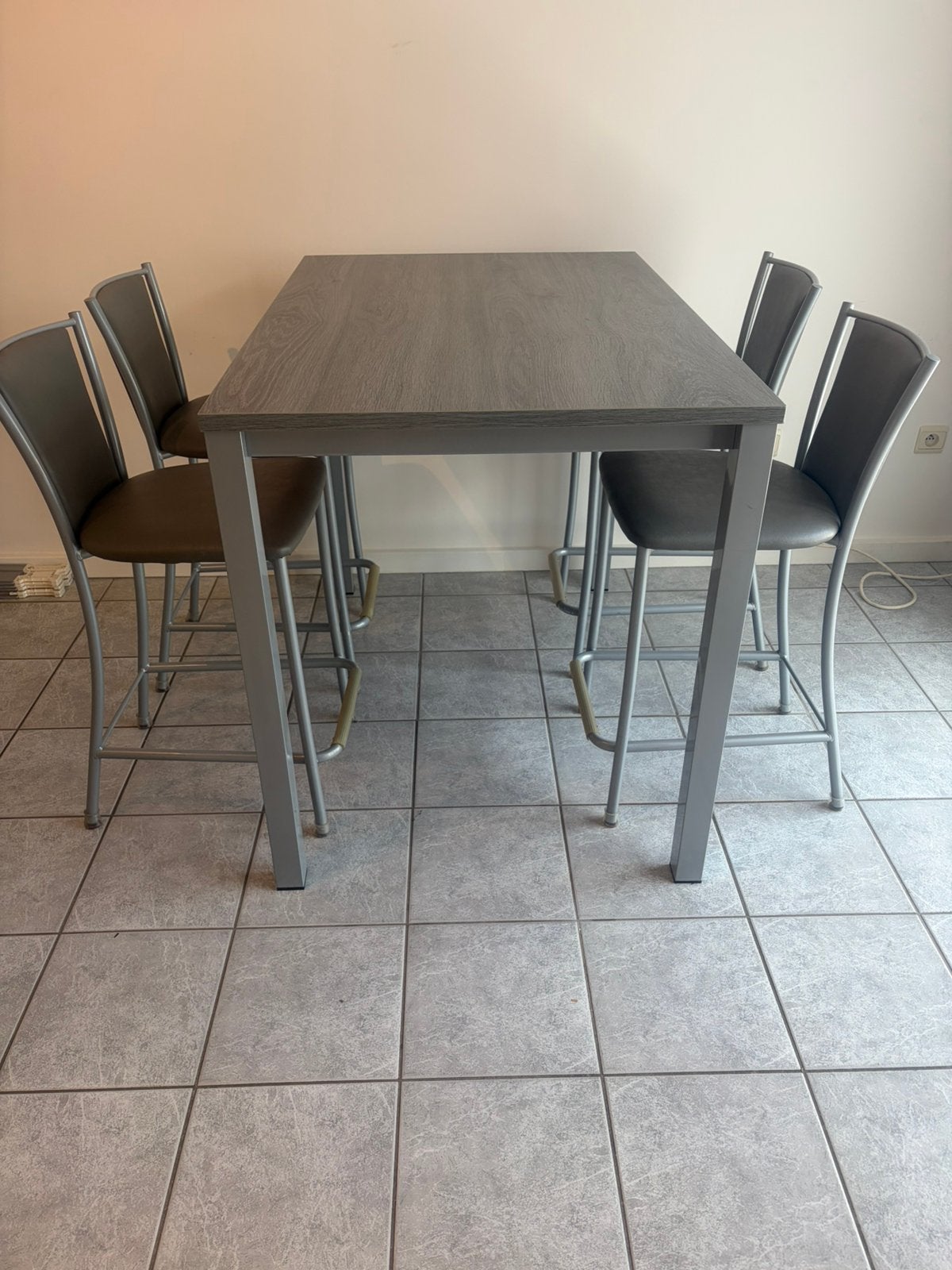Tafel & Vier Stoelen, Ophalen, Zo goed als nieuw, Rechthoekig