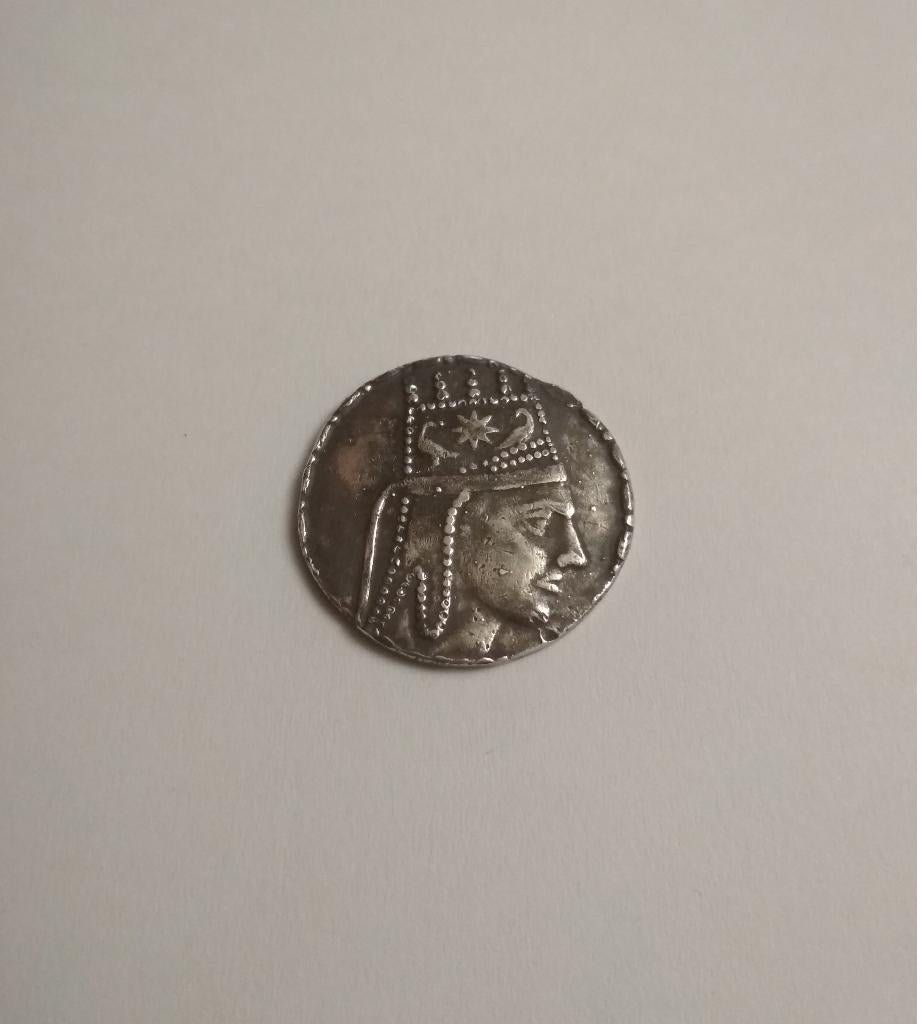 Une pièce en argent représentant les Tigranes le Grand, Envoi, Autres pays, Monnaie en vrac, Argent