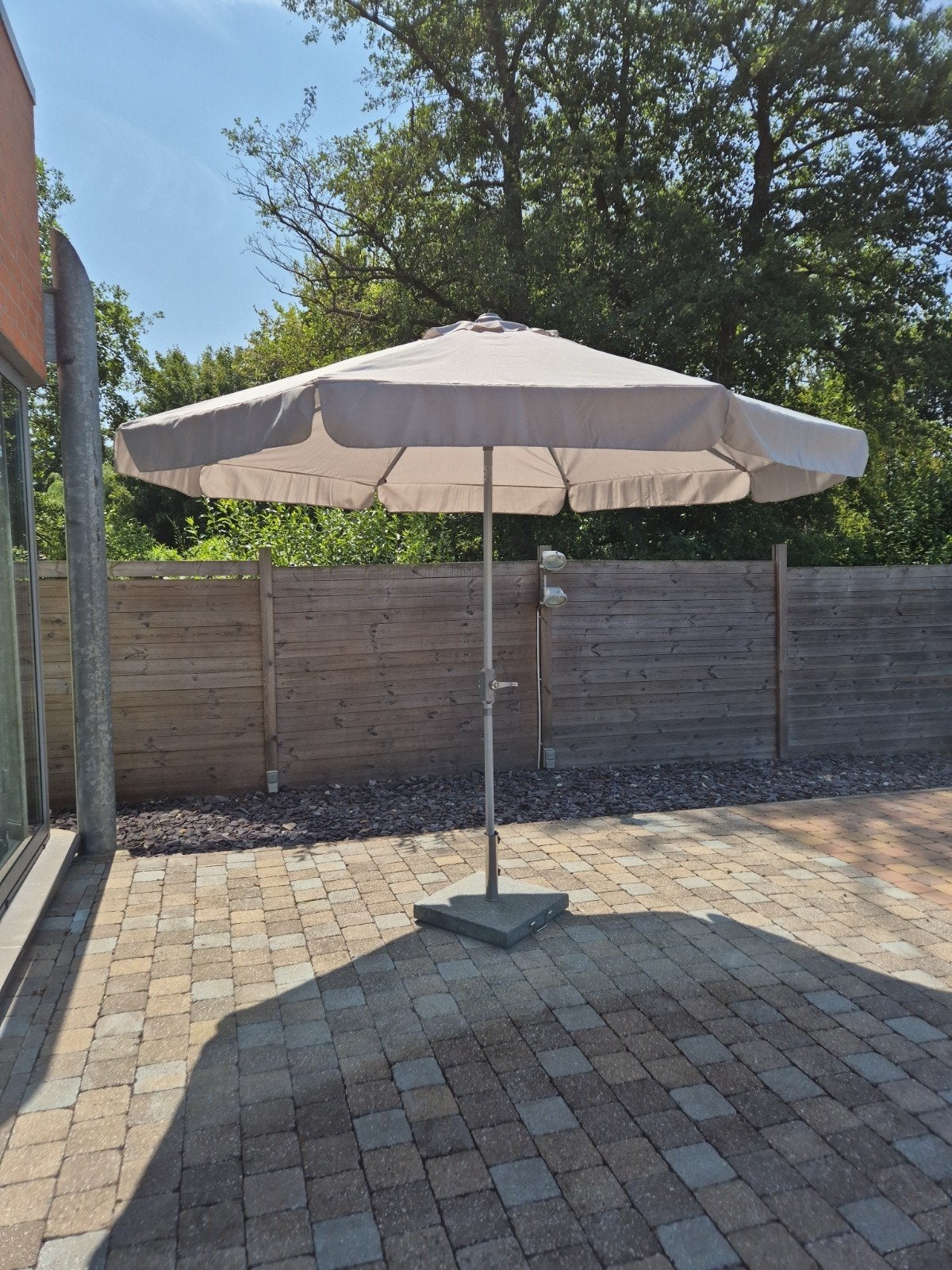 Parasol 3 m gris avec pied en granit 40 kg – Très bon état, Jardin & Terrasse, Parasols, Inclinable, Enlèvement