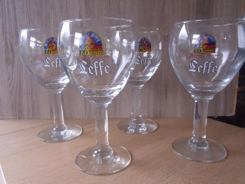 4 verres à Leffe , grand modèle hauteur 19 cm, Collections, Enlèvement, Comme neuf, Verre ou Verres, Leffe