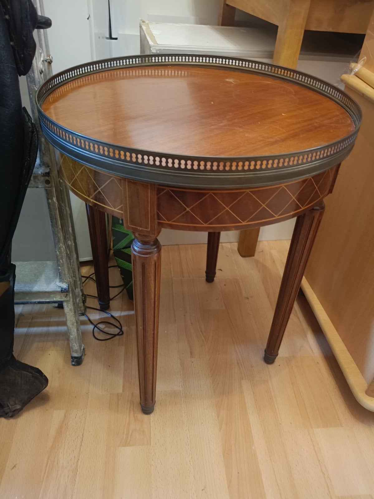 Ancienne table, Enlèvement