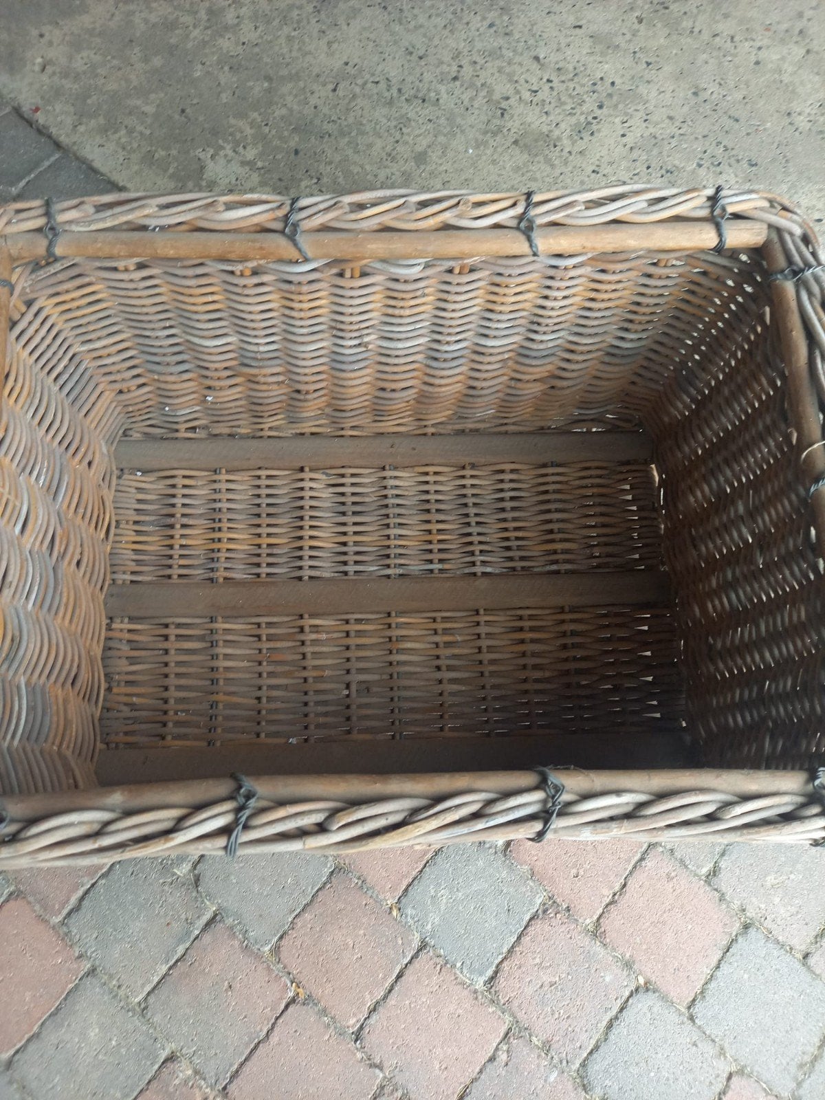 Grote rieten mand op wielen, Huis en Inrichting, Ophalen, Gebruikt, Mand, Riet