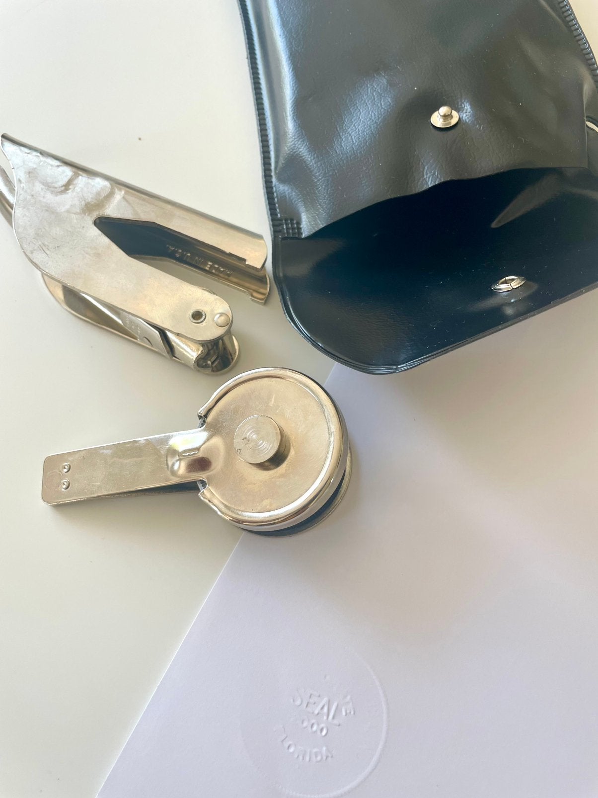 Pers voor het stempelen van papier, Ophalen, Zo goed als nieuw