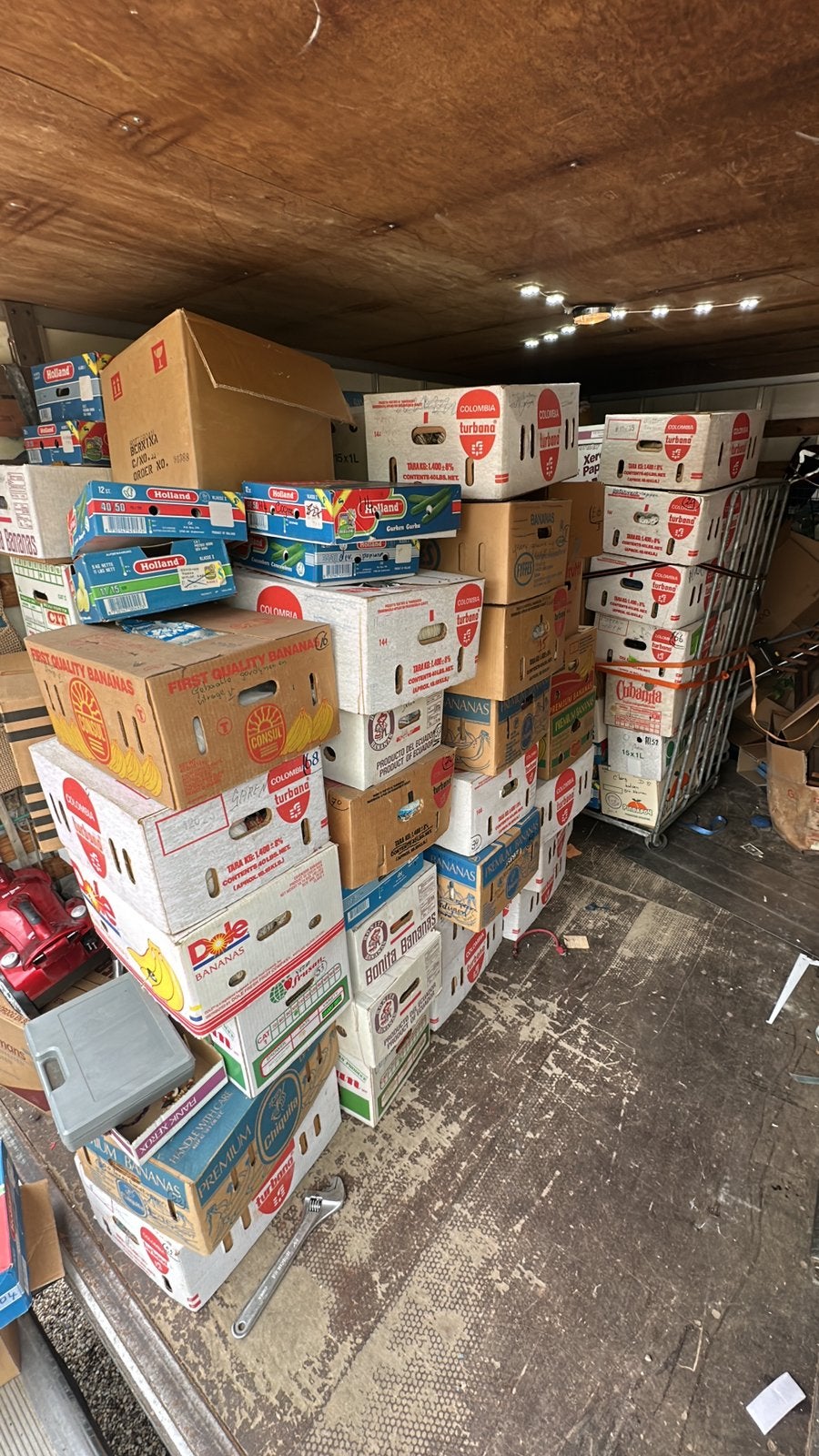 Partij wol en stoffen circa 4 m3 Overloon Nederland, Hobby en Vrije tijd, Stoffen en Lappen, Ophalen, Zo goed als nieuw, Wol