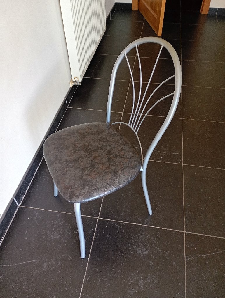 Keukenstoel, Huis en Inrichting, Stoelen, Ophalen, Modern design, Zo goed als nieuw, Vier
