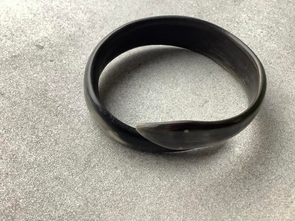 Bracelet en corne en forme de serpent., Enlèvement ou Envoi, Comme neuf