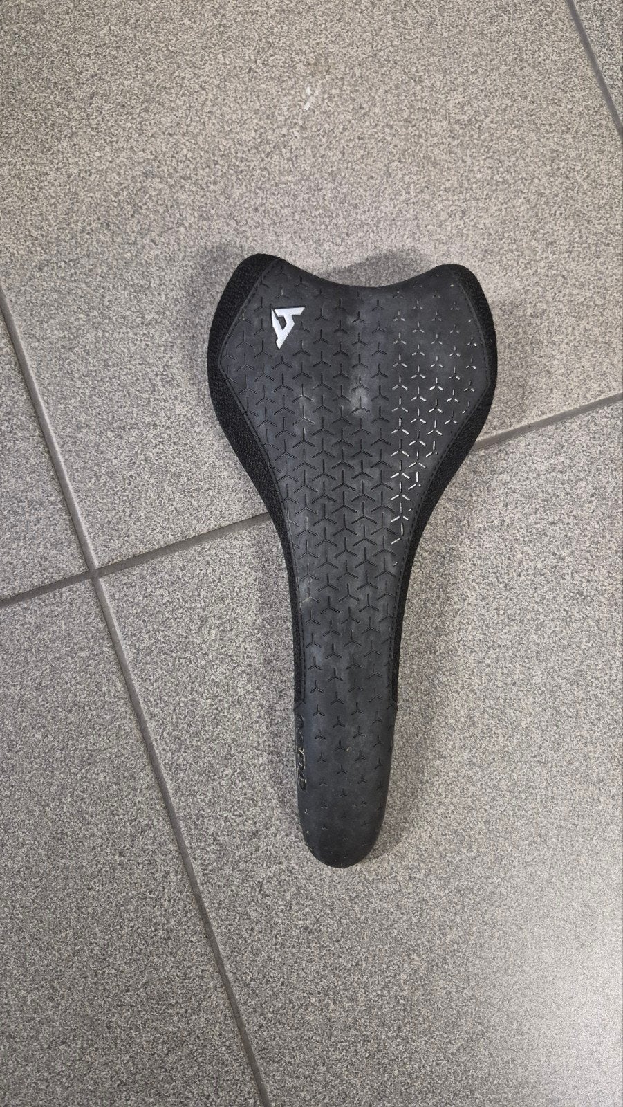 officiële zadel yt, Vélos & Vélomoteurs, Caoutchouc, Enlèvement, Utilisé, Mountainbike