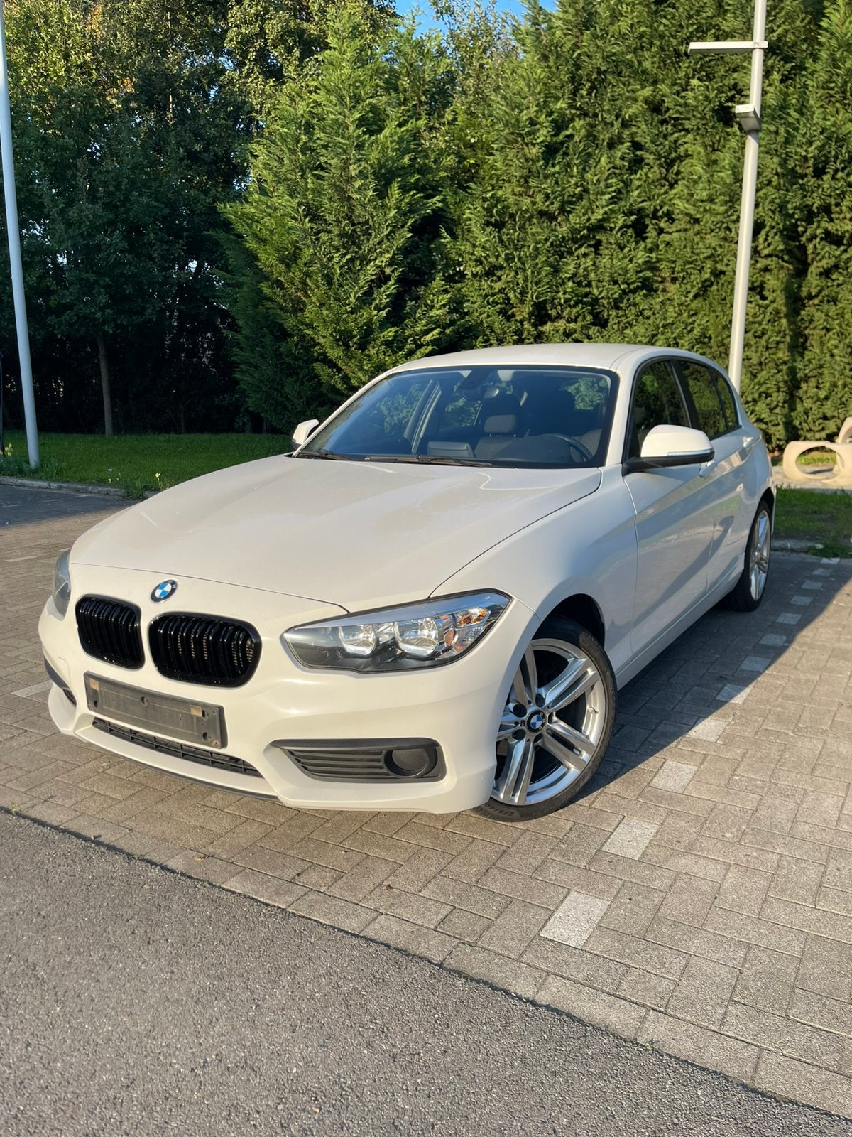 BMW 116i F20 facelift (LCI) M LOOK Navi/Zetelver/PDC Euro6, Auto's, Euro 6, 1600 cc, Wit, Grijs