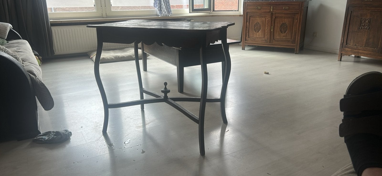Petite table, Enlèvement