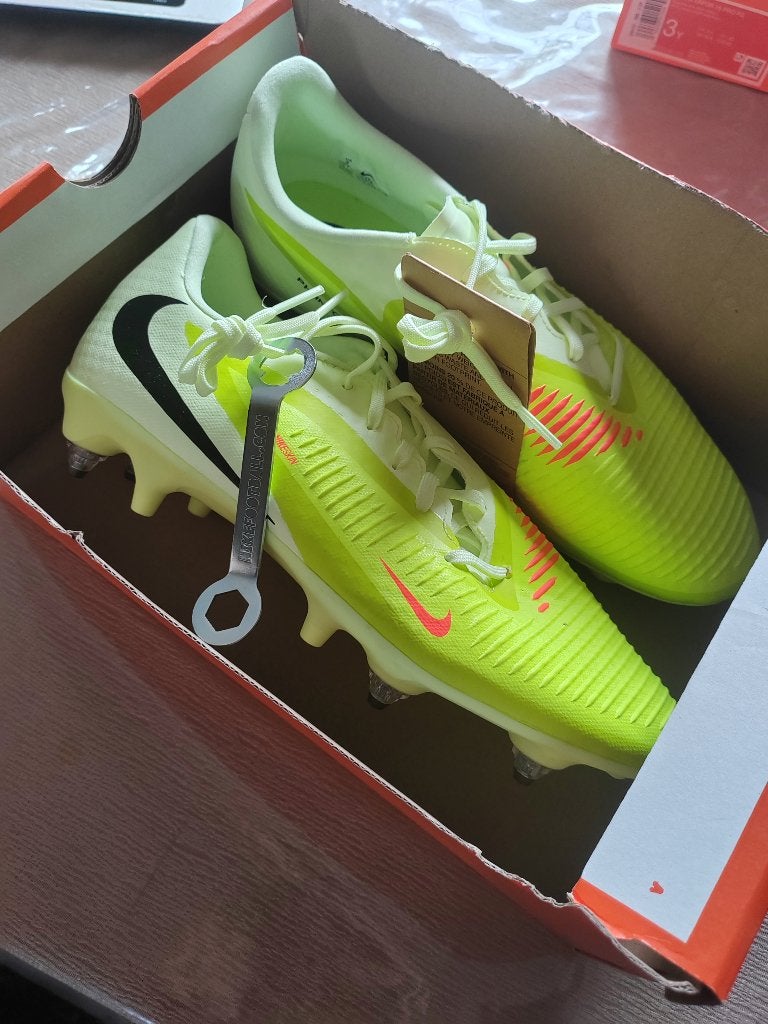 Nike Phantom 6 SG-PRO NEUVES – 41 – Prix 49 €, Ophalen of Verzenden, Nieuw, Schoenen