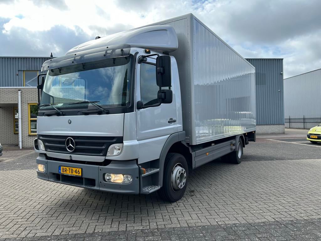 Mercedes atego bakwagen met laadklep