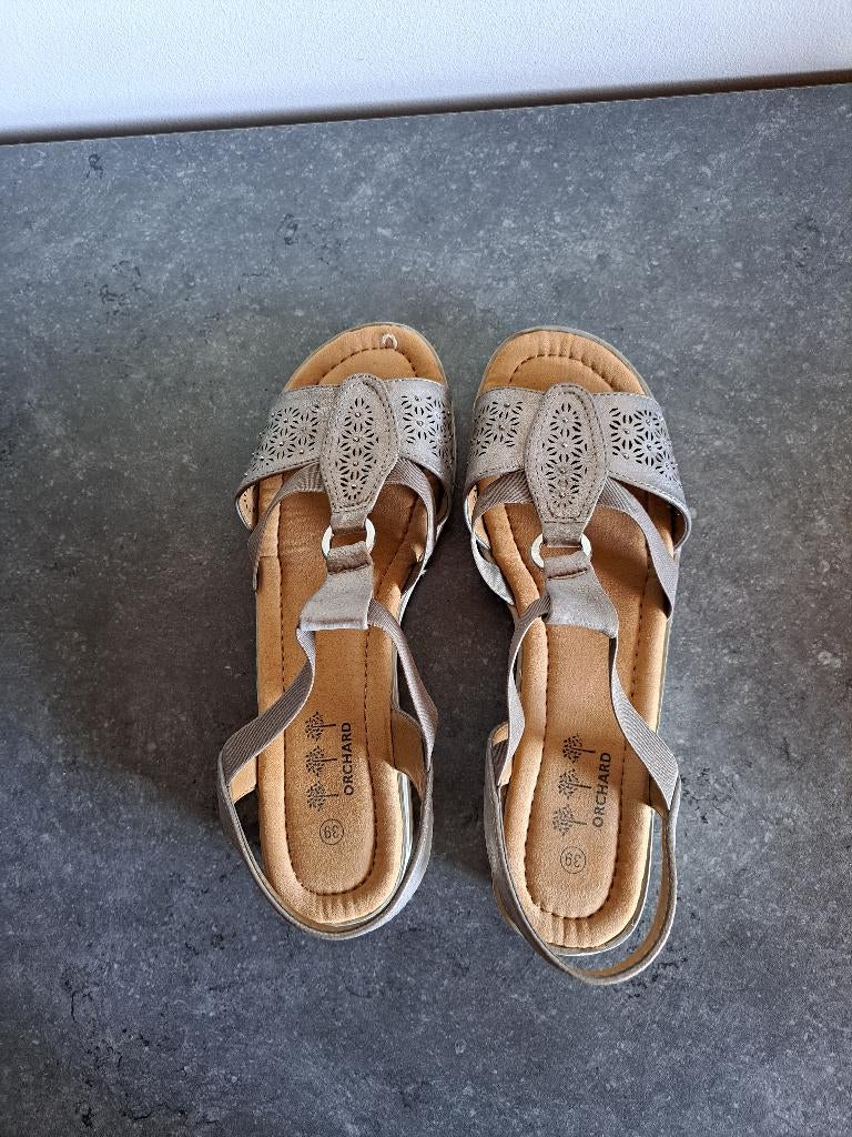 Sandalen Orchard, Ophalen
