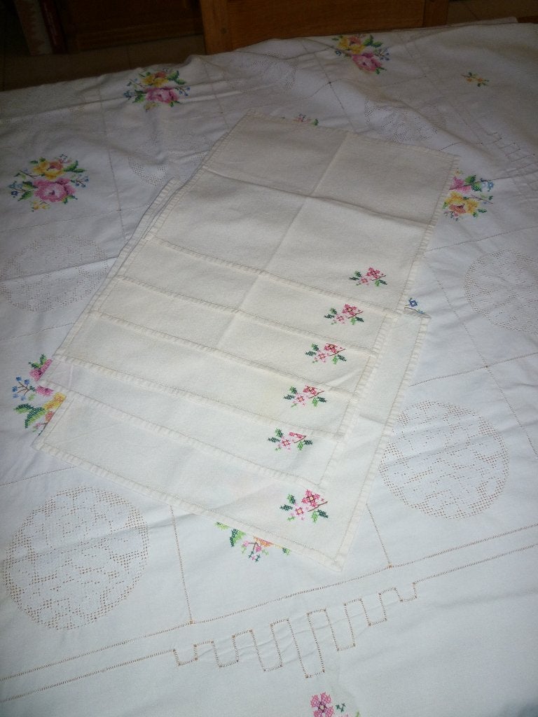 12. Nappe brodée main 120 x 120 + 6 serviettes assorties, Tafelkleed, Ophalen of Verzenden, Zo goed als nieuw