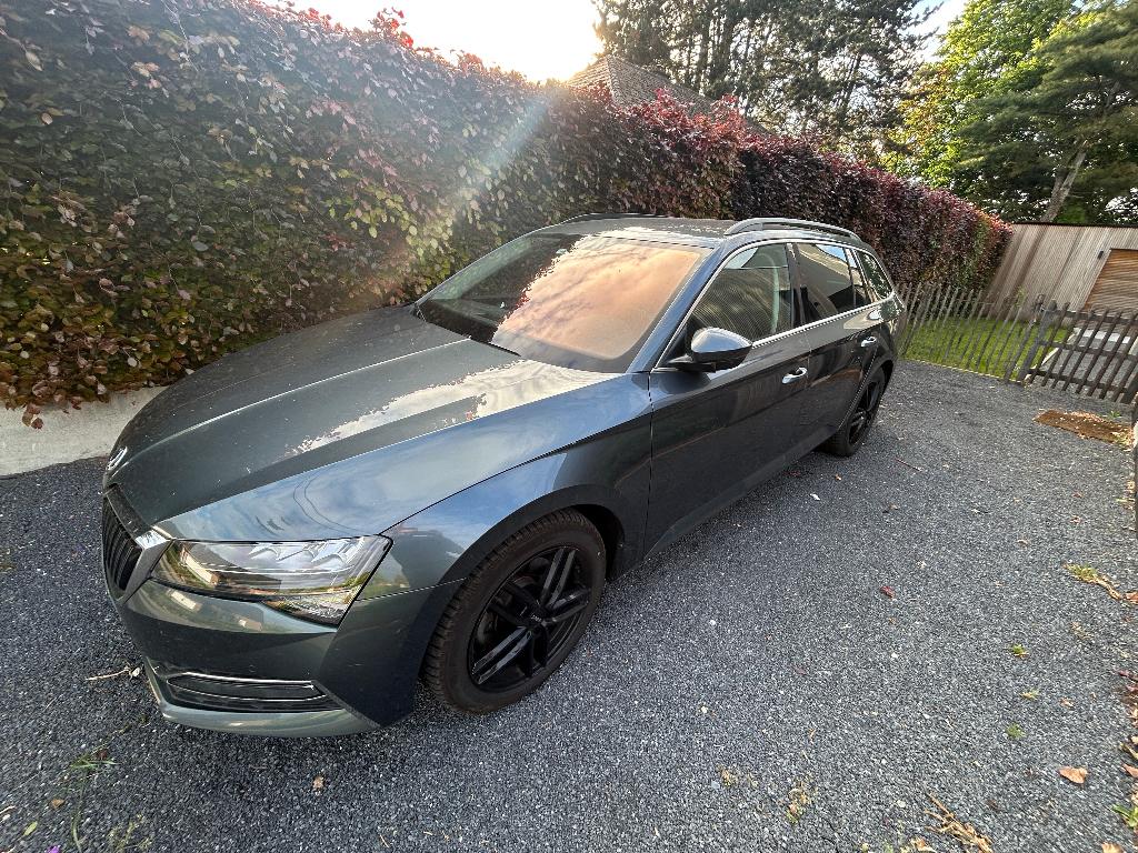 Skoda Superb Combi PHEV 1.4 TSI Ambition DSG (160 kW), Autos, 1395 cm³, Achat, Système audio, Noir