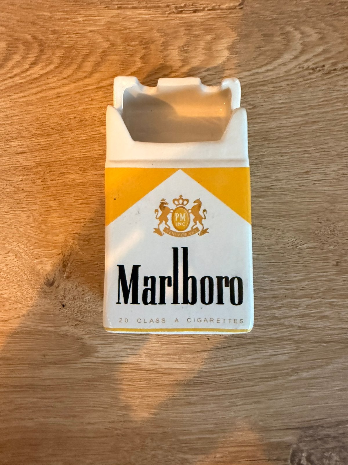 Marlboro Yellow Ceramic Ashtray Collectors Item, Huis en Inrichting, Ophalen of Verzenden, Zo goed als nieuw