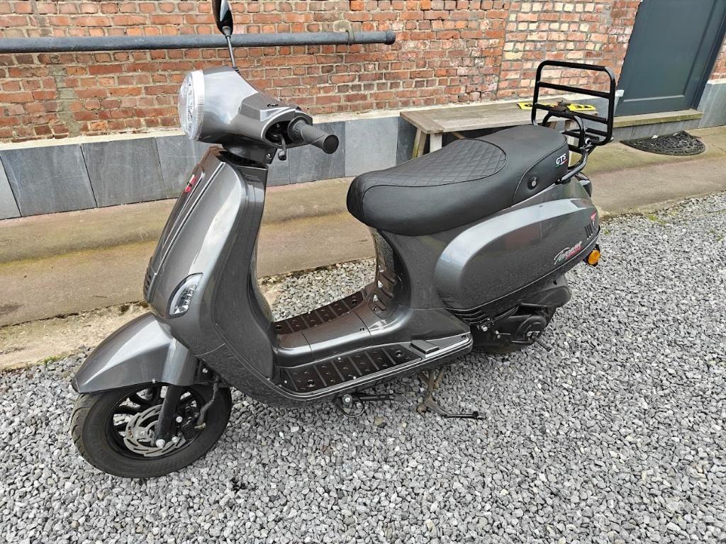50cc  GTS bromfiets, Ophalen, Piaggio, Zo goed als nieuw, Benzine
