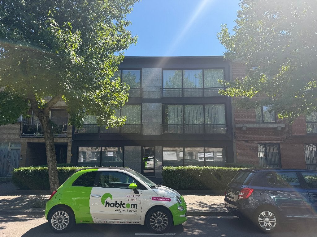 Bemeubeld 2-slpkappartement nabij de Fruithoflaan te huur, Via bemiddelaar, 93 m², 2 kamers, 2600 Berchem