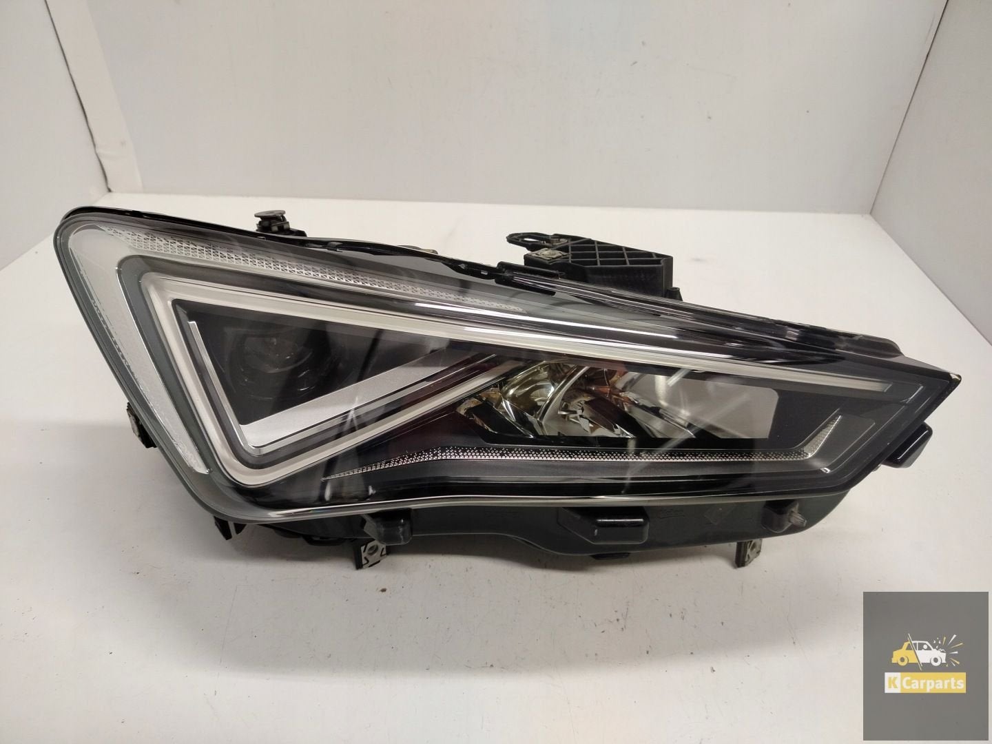 5FB.941.008.F, Si ge Leon IV, feu arri re droit LED, Autovia A-2, Km 585 585
08760  Martorell, ES, SEAT S.A., Utilisé, Customercare@seat.es