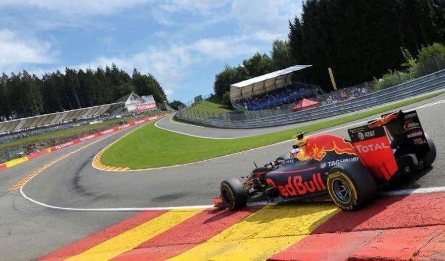 2 billets de week-end Spa Francorchamps F1 - Raidillon, Tickets & Billets, Événements & Festivals, Deux personnes, Plusieurs jours