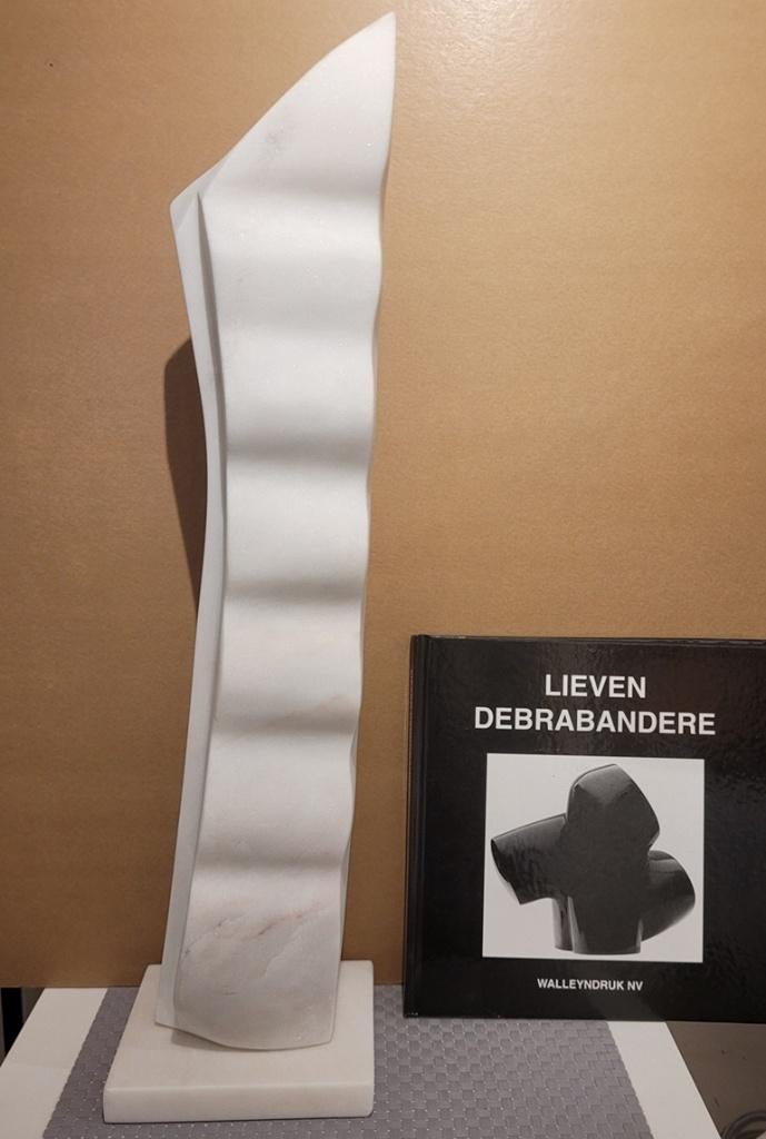 Lieven DEBRABANDER, beeld in Aurora-marmer, Antiek en Kunst, Ophalen, Handgemaakt, 50 - 100 cm, Beeld