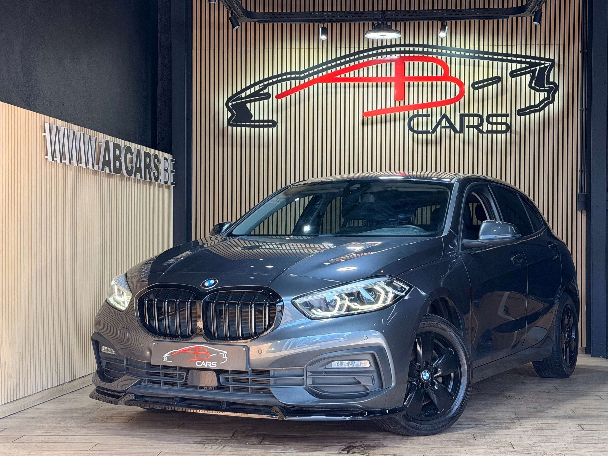 BMW 1 Serie 118 i * GARANTIE 12 MOIS * LOOK M SPORT * 1ER PR, Autos, BMW, 100 kW, Argent ou Gris, Achat, Euro 6