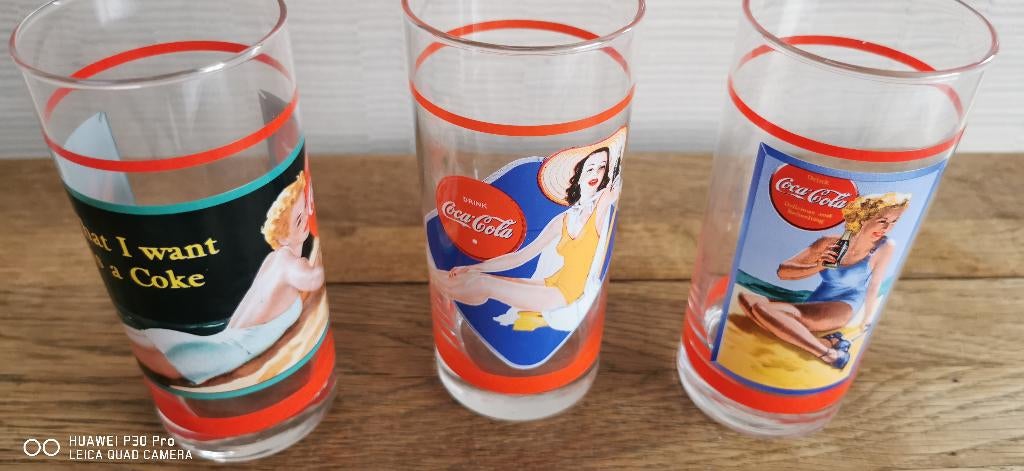 Verres coca "Pin up " + 4 Pin's, Enlèvement, Comme neuf, Verre à soda