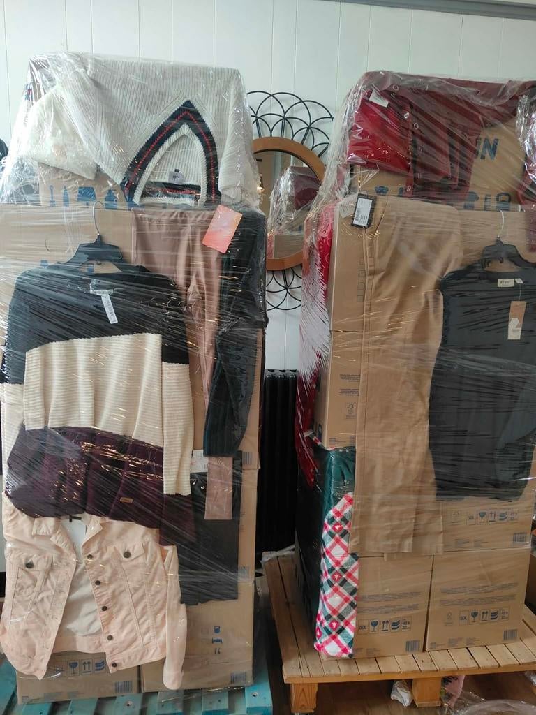Palette de 250-300 vêtements neufs, Divers, Lots de brocante, Enlèvement, Neuf