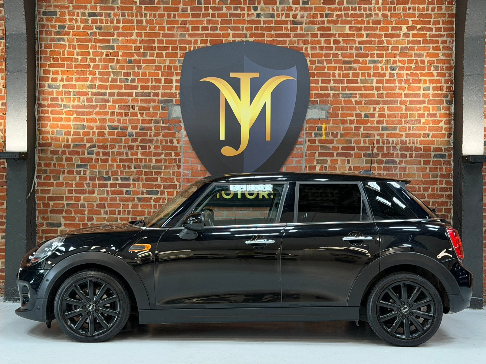 Mini Cooper 1.5i Automaat facelift, Auto's, Automaat, Euro 6, Zwart, Bedrijf