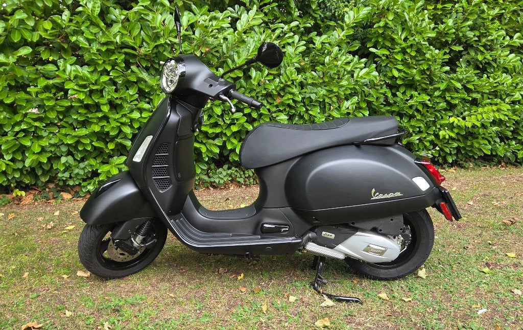 Vespa GTS super 125 ( Notte ) / 1025km / helm, Autres modèles, 125 cm³, Comme neuf, Classe B (45 km/h)
