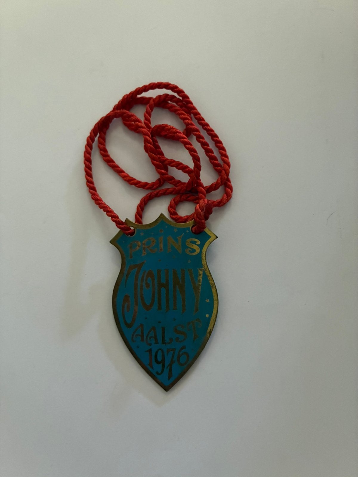 Prinsenmedaille Aalst carnaval Johny 1976, Verzamelen, Speldjes, Pins en Buttons, Ophalen of Verzenden, Zo goed als nieuw