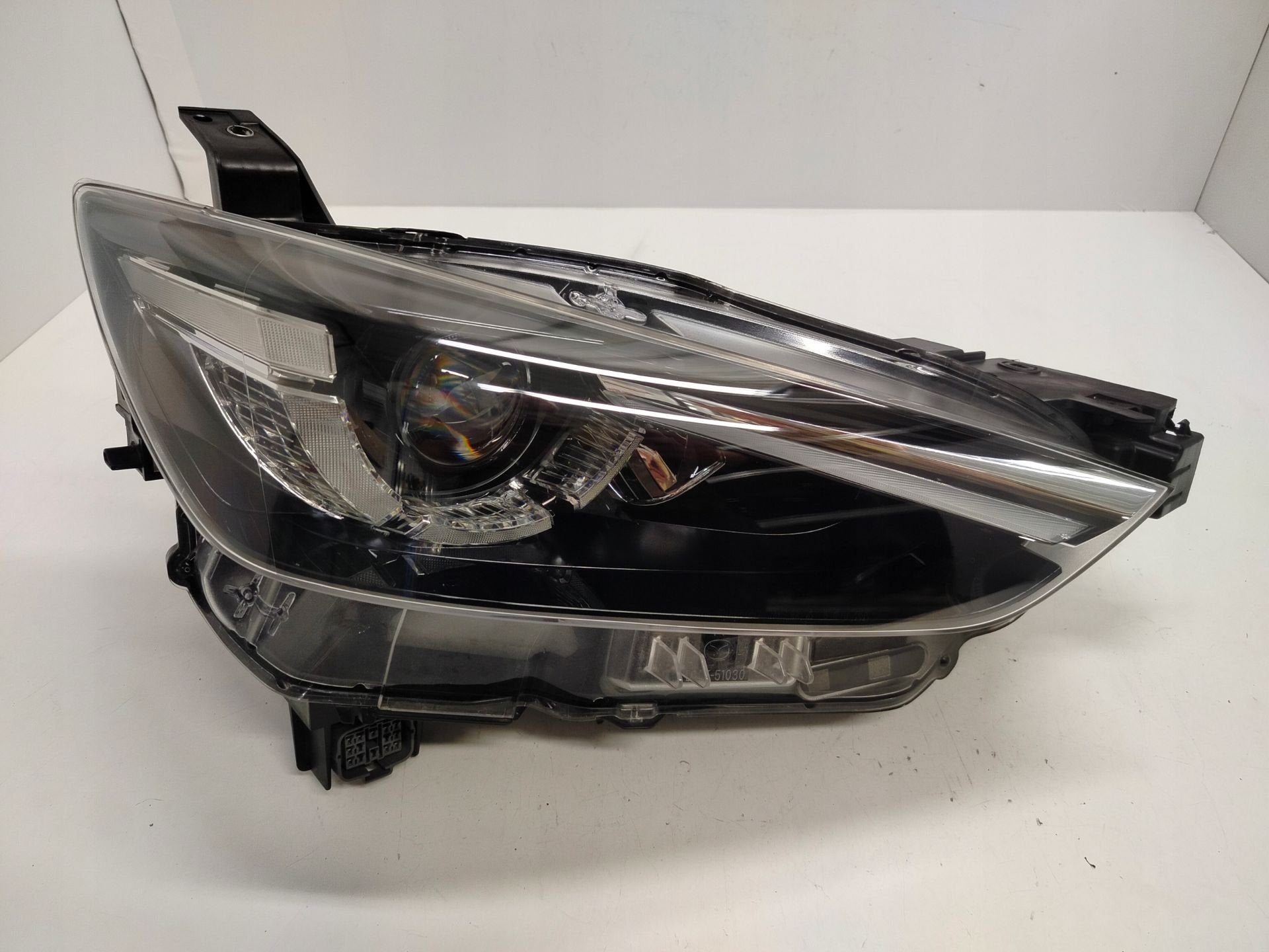 Phare Mazda CX3 D10E-51030, Shinchi, Fuchu-Cho 3-1
730-8670  Hiroshima, Mazda Motor Corporation, Info@mazda.co.jp, Mazda