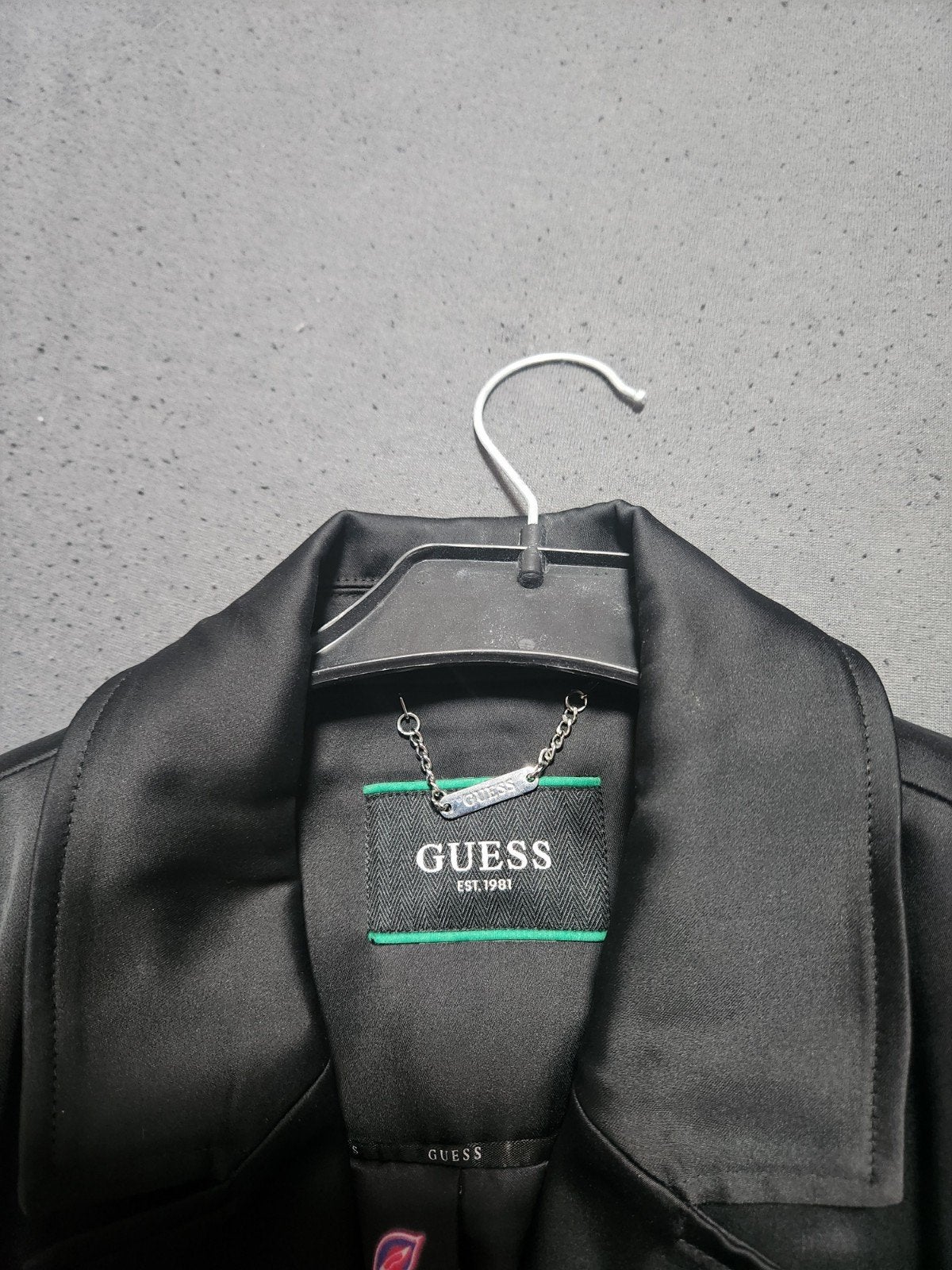 blazer satin guess noir, Enlèvement