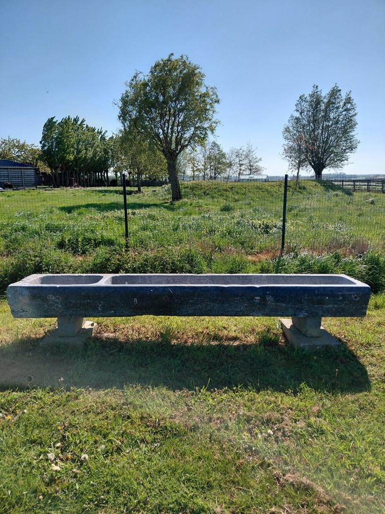 Antieke grote arduinen paardentrog, Enlèvement, Pierre